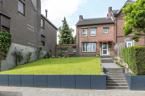 Te koop: Ruime halfvrijstaande woning met 179 m² woonoppervlakte, 6 slaapkamers, 2 badkamers, garage en tuin op het zuiden in Vaals